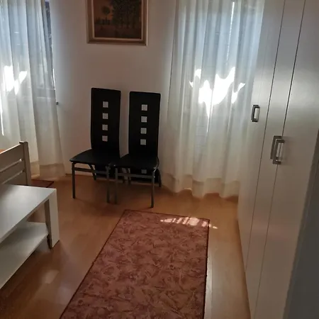 아파트 In With Seaview, Terrace, Air Condition, Wifi 말리로시니